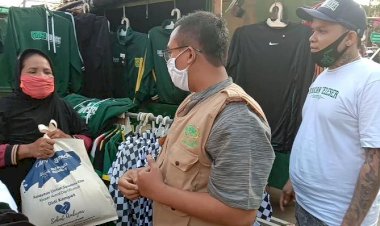 Surabaya Masih Zona Merah, LAZISNU Bareng Bonek Bagi Sembako di Area Stadion